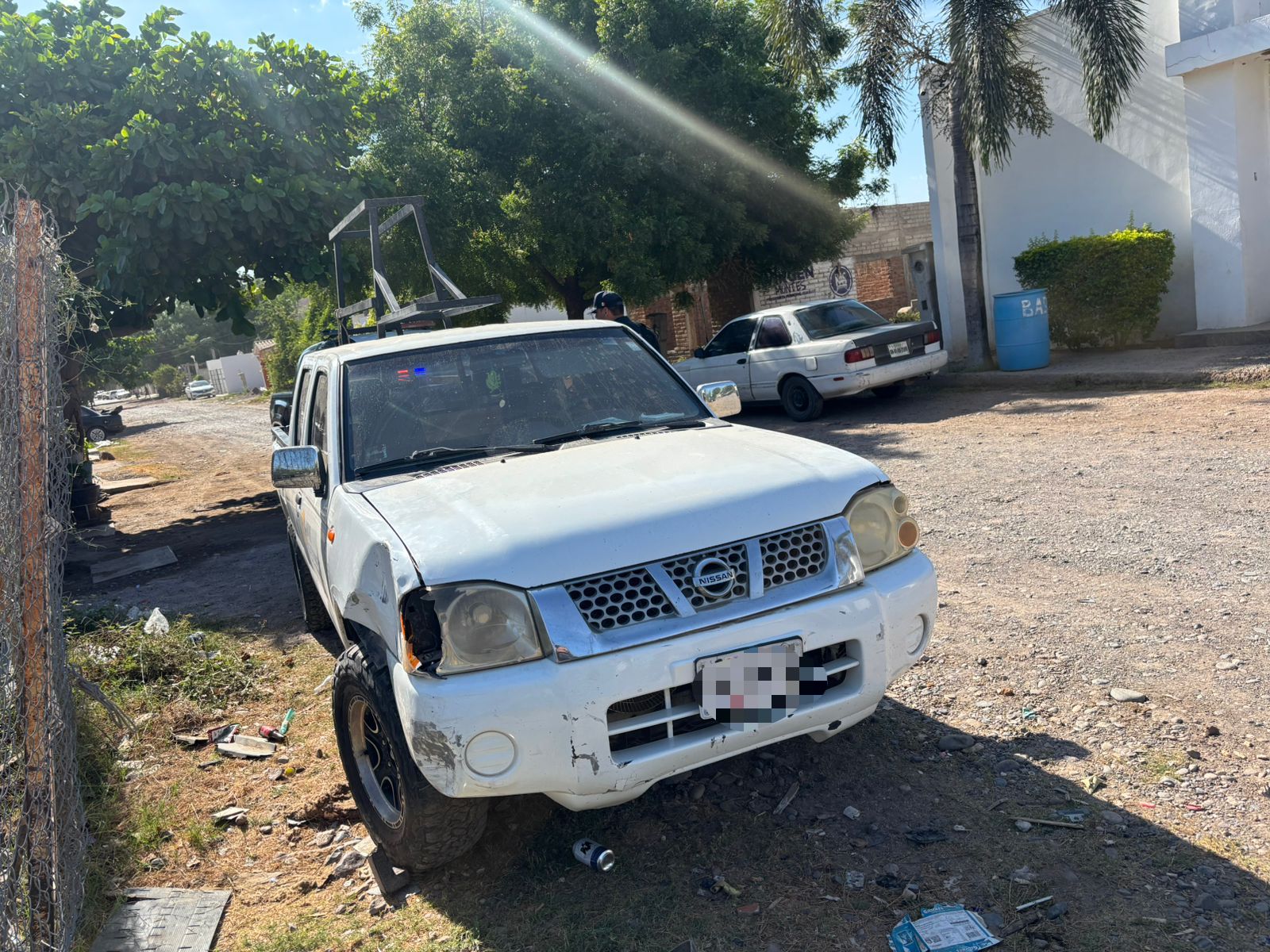 Aparatoso choque en la colonia Santa Fe, pick-up se impacta contra vagoneta estacionada