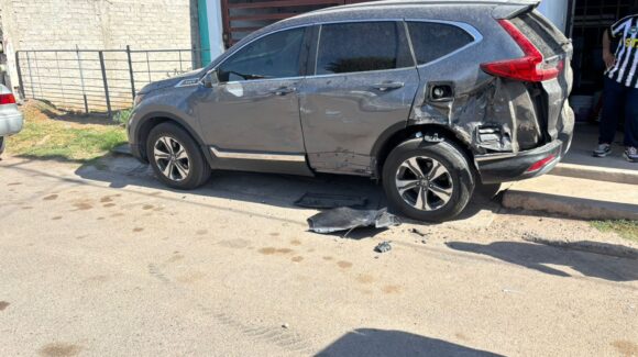 Aparatoso choque en la colonia Santa Fe: pick-up se impacta contra vagoneta estacionada y deja severos daños en Guasave, Sinaloa