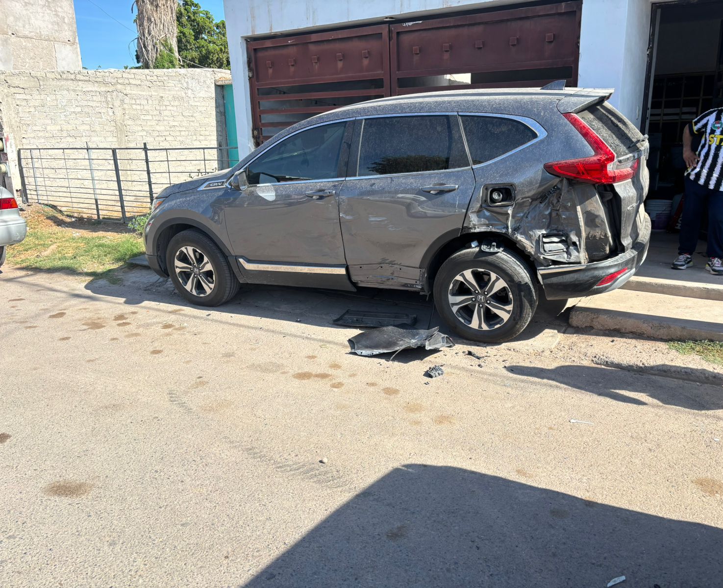 Aparatoso choque en la colonia Santa Fe, pick-up se impacta contra vagoneta estacionada