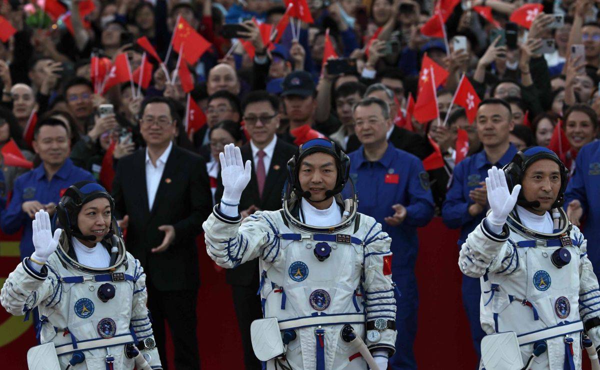 Astronautas de la misión espacial china Shenzhou 23