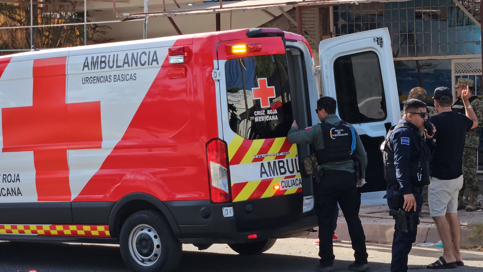 Atacan a balazos a un joven en un negocio de venta de pescados en la Plutarco Elías Calles de Culiacán, Sinaloa