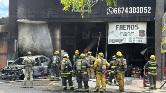 Impactan vehículo y queman de manera intencional un taller automotriz en Pradera Dorada, Culiacán
