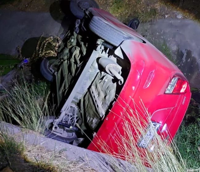 Automóvil cae a canal pluvial en Infonavit Jabalíes, en Mazatlán durante la madrugada