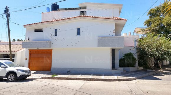 Balean residencia donde vivía el gobernador con licencia Rubén Rocha Moya en Las Quintas, Culiacán; la casa tiene años deshabitada