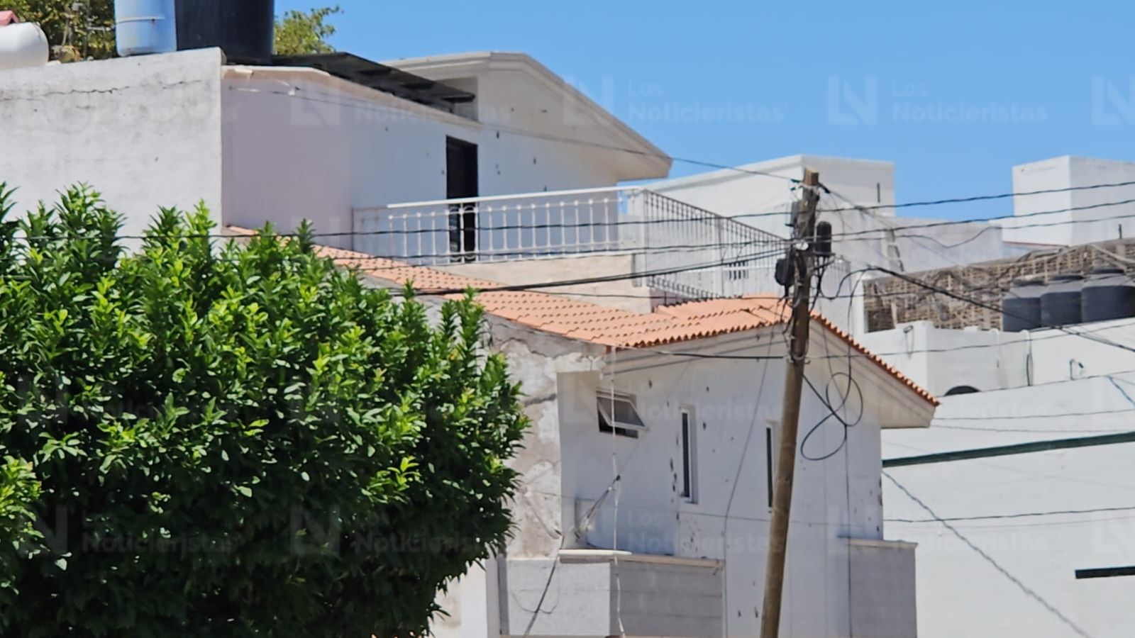 Balean residencia donde vivía el gobernador con licencia Rubén Rocha Moya en Las Quintas, Culiacán; la casa tiene años deshabitada