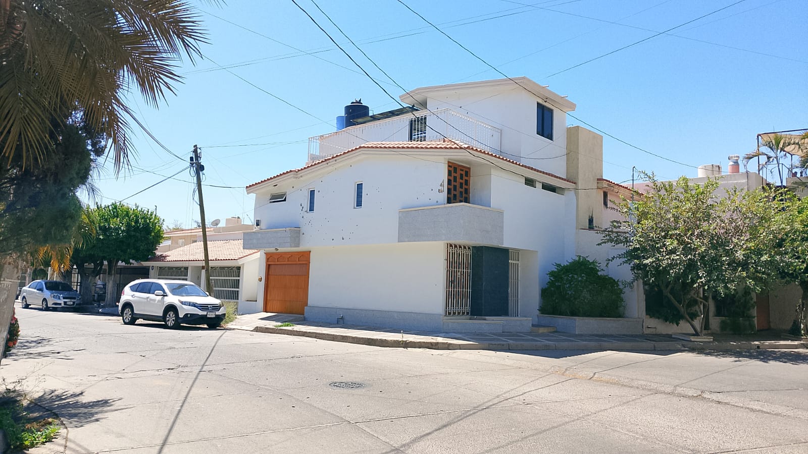 Balean residencia donde vivía el gobernador con licencia Rubén Rocha Moya en Las Quintas, Culiacán; la casa tiene años deshabitada