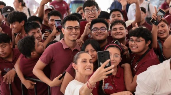 Beca Gertrudis Bocanegra llegará a Campeche y Chiapas; apoyará a universitarios con transporte