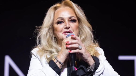 Preocupa salud de Bonnie Tyler; reportan que habría sido inducida a coma tras cirugía