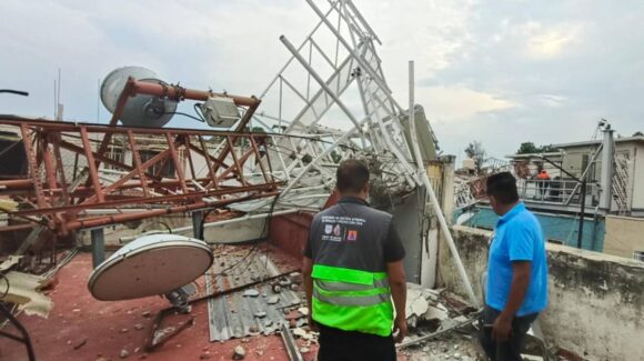 Cae antena de radiocomunicación sobre viviendas en Gustavo A. Madero, en CDMX