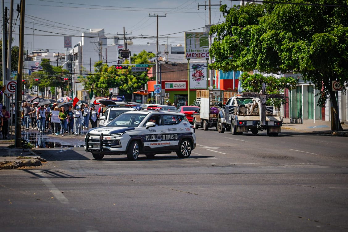 Marchan por los altos cobros de CFE en Culiacán