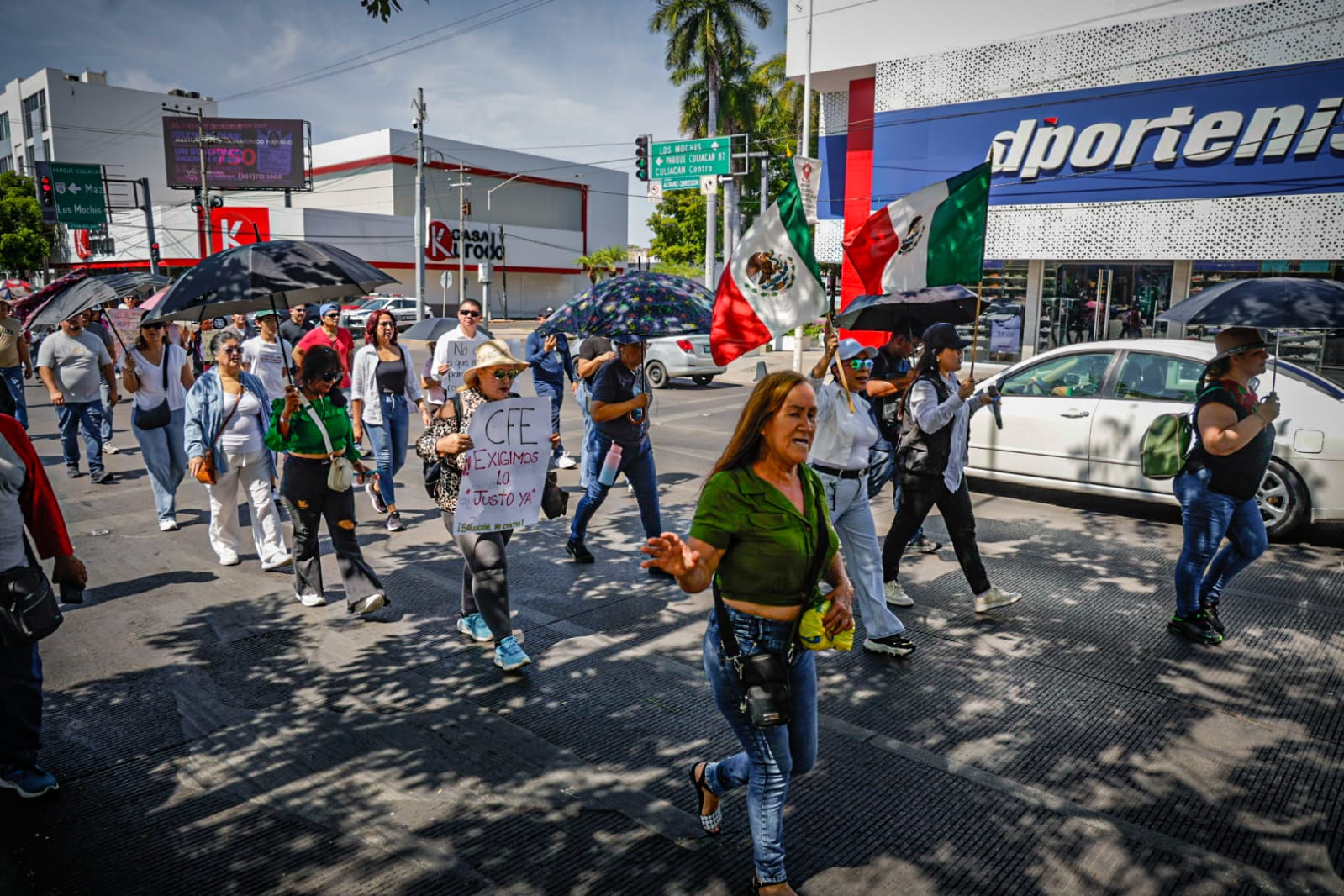 Marchan por los altos cobros de CFE en Culiacán