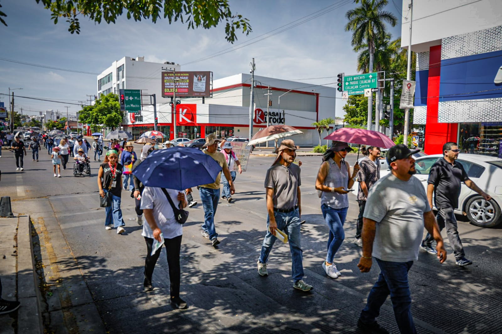 Marchan por los altos cobros de CFE en Culiacán
