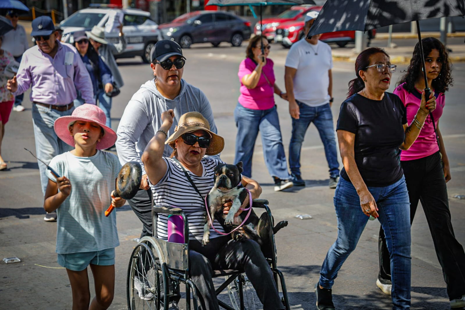 Marchan por los altos cobros de CFE en Culiacán