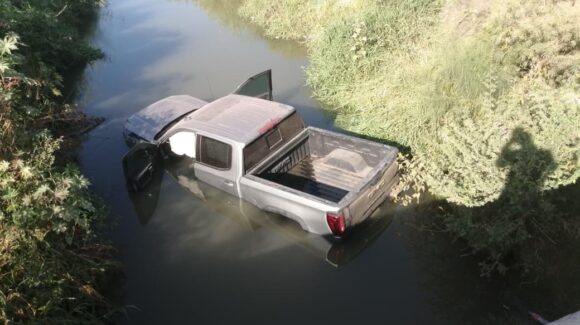 Camioneta GMC termina al fondo del canal en Ruiz Cortines dejando solo daños materiales en Guasave, Sinaloa