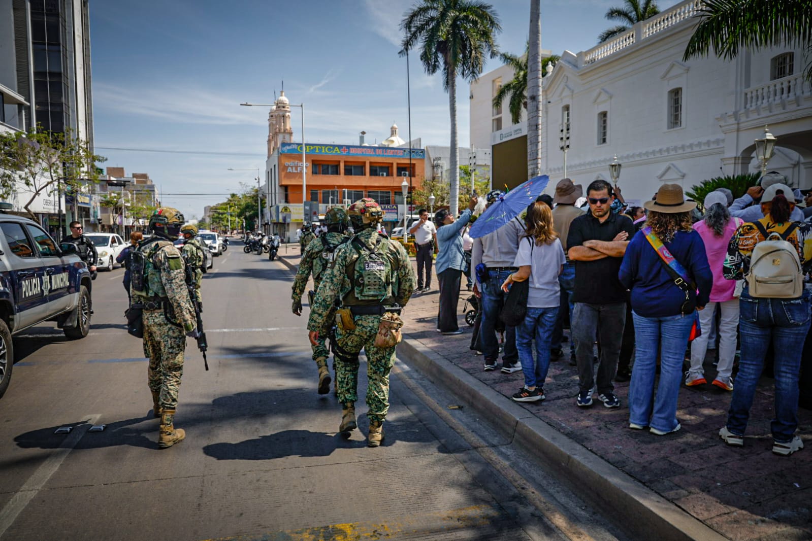 Marchan por los altos cobros de CFE en Culiacán