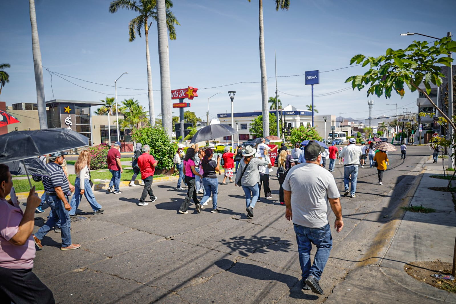 Marchan por los altos cobros de CFE en Culiacán