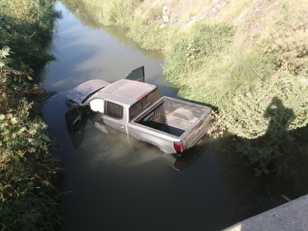 Camioneta GMC termina al fondo del canal en Ruiz Cortines dejando solo daños materiales en Guasave, Sinaloa