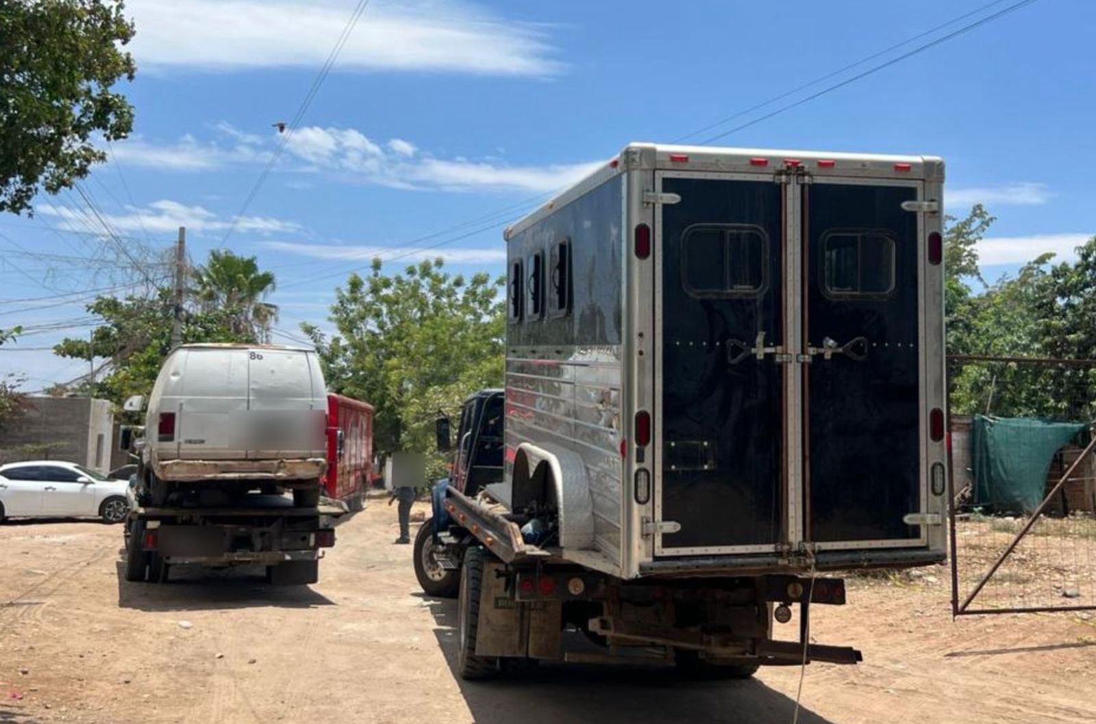 Catean presunto laboratorio clandestino y localizan sustancias químicas, un remolque y municiones, en El Progreso, Culiacán