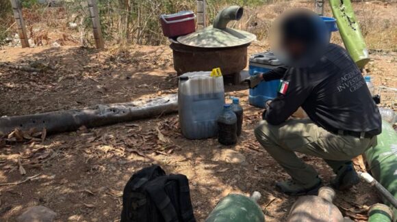 Catean presunto laboratorio clandestino y localizan sustancias químicas, un remolque y municiones, en El Progreso, Culiacán
