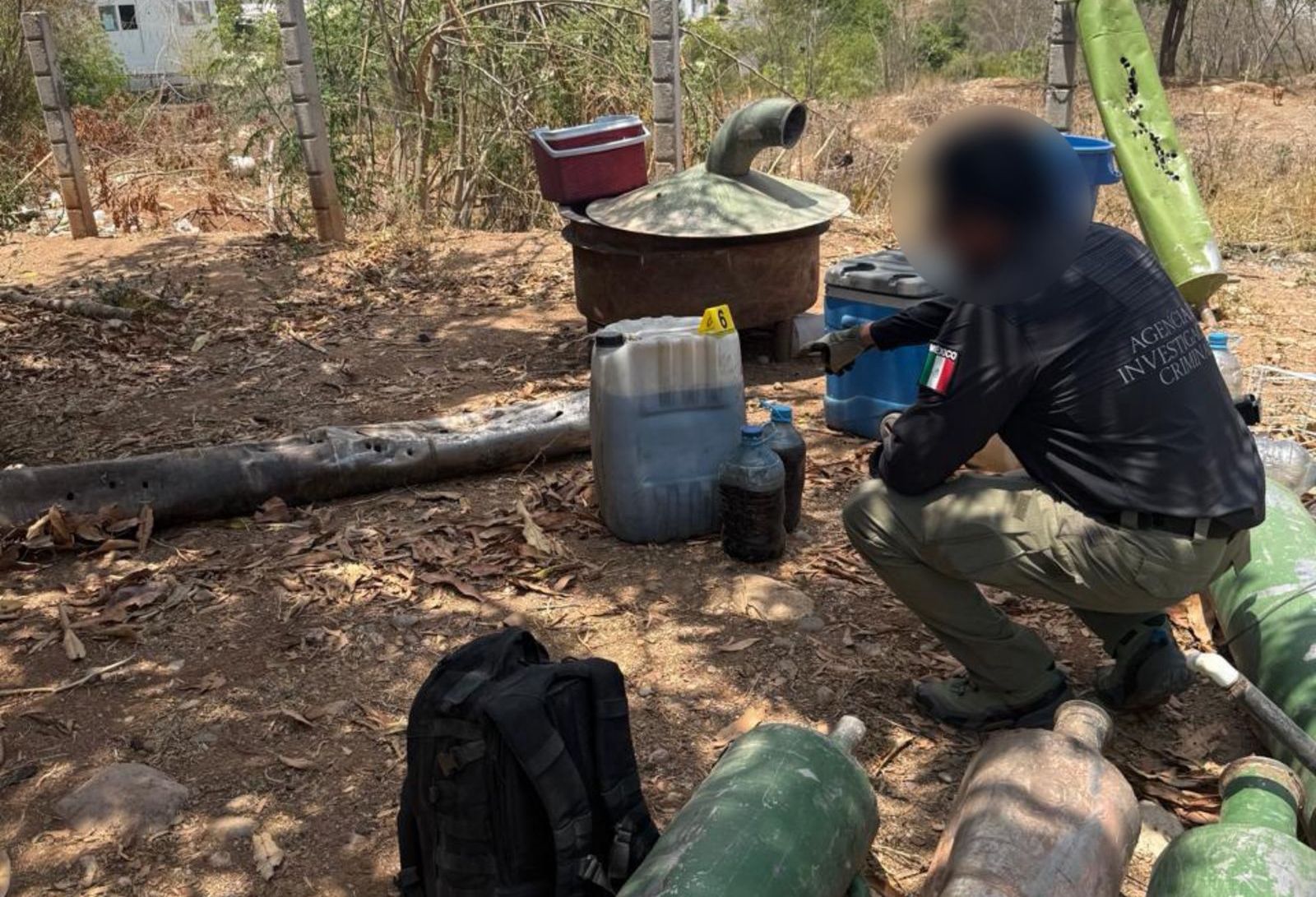 Catean presunto laboratorio clandestino y localizan sustancias químicas, un remolque y municiones, en El Progreso, Culiacán