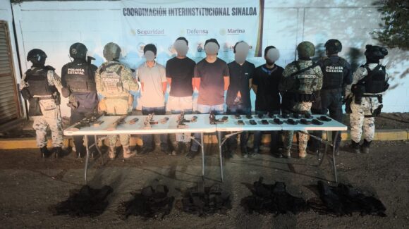 Cinco hombres, uno de ellos menor de edad, fueron detenidos con armas largas y un aditamento lanzagranadas en Culiacán, Sinaloa