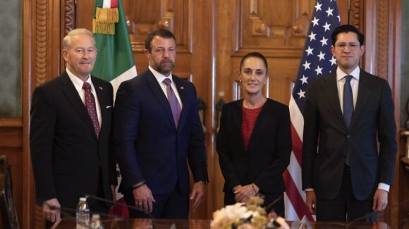 Sheinbaum recibe a Markwayne Mullin en Palacio Nacional: “Acordamos seguir colaborando conjuntamente”