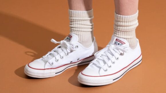 ¿Tus tenis blancos ya no lucen igual? Así puedes hacer que recuperen su color original