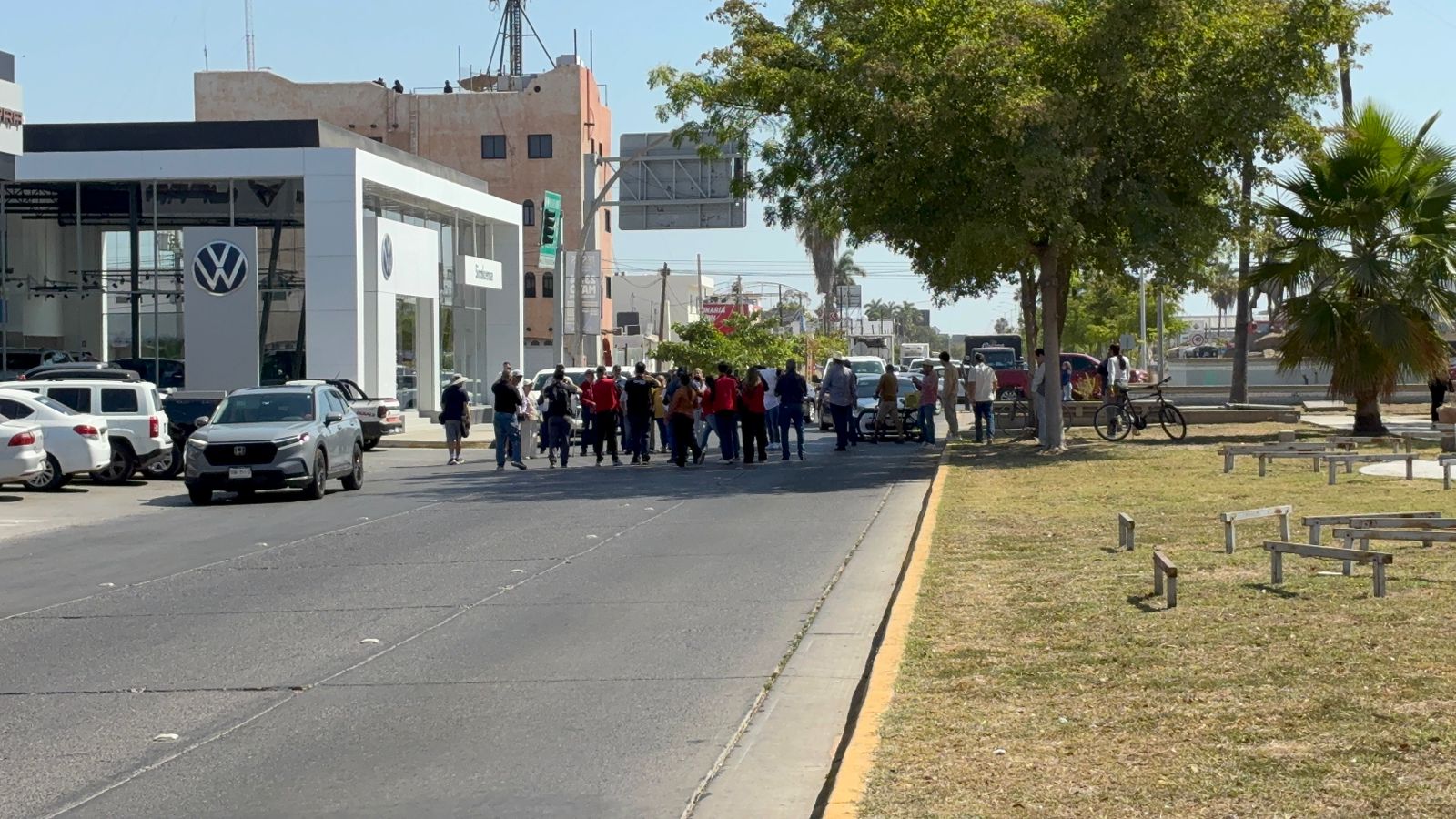 Con escasa participación, ciudadanos realizan manifestación simbólica por altos cobros de luz en Los Mochis