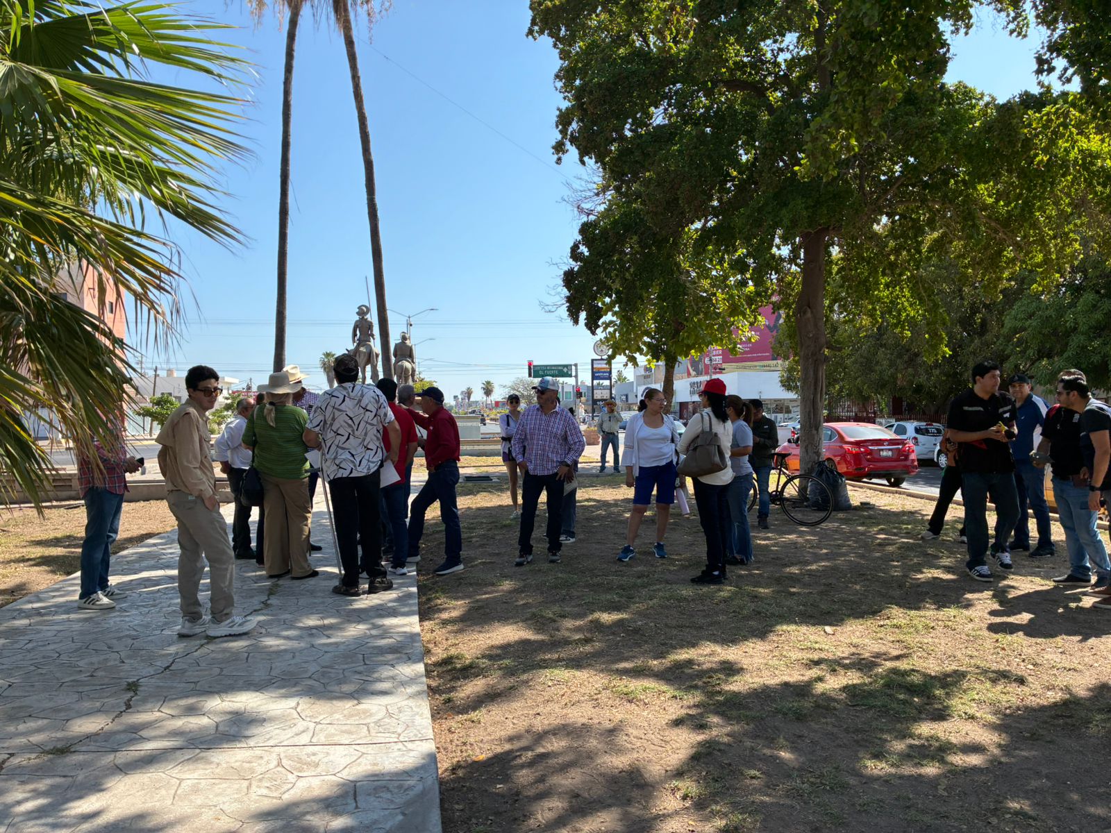 Con escasa participación, ciudadanos realizan manifestación simbólica por altos cobros de luz en Los Mochis