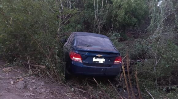 Conductora cae a un dren tras salirse de la carretera México 15 en Guasave,Sinaloa; salió ilesa