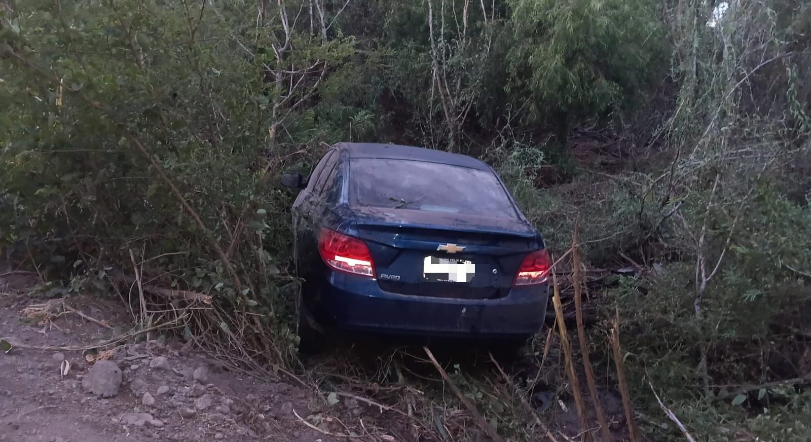 Conductora cae a un dren, salió ilesa