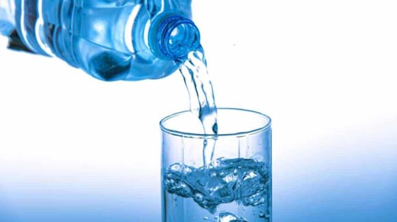 ¿Cuánta agua debes tomar al día? Esto recomiendan especialistas según tu edad