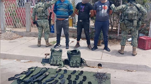 ¡Con fusiles AK-47! Detienen a 3 civiles en posesión de armas y ponchallantas en Culiacán