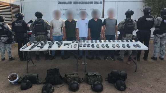 ¡Salían de la cochera de un domicilio! Detienen a 5 hombres con fusiles en Culiacán, Sinaloa; dos son menores