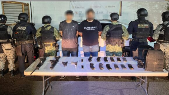 Detienen a dos personas con 4 armas, cartuchos y un vehículo en Culiacán, Sinaloa