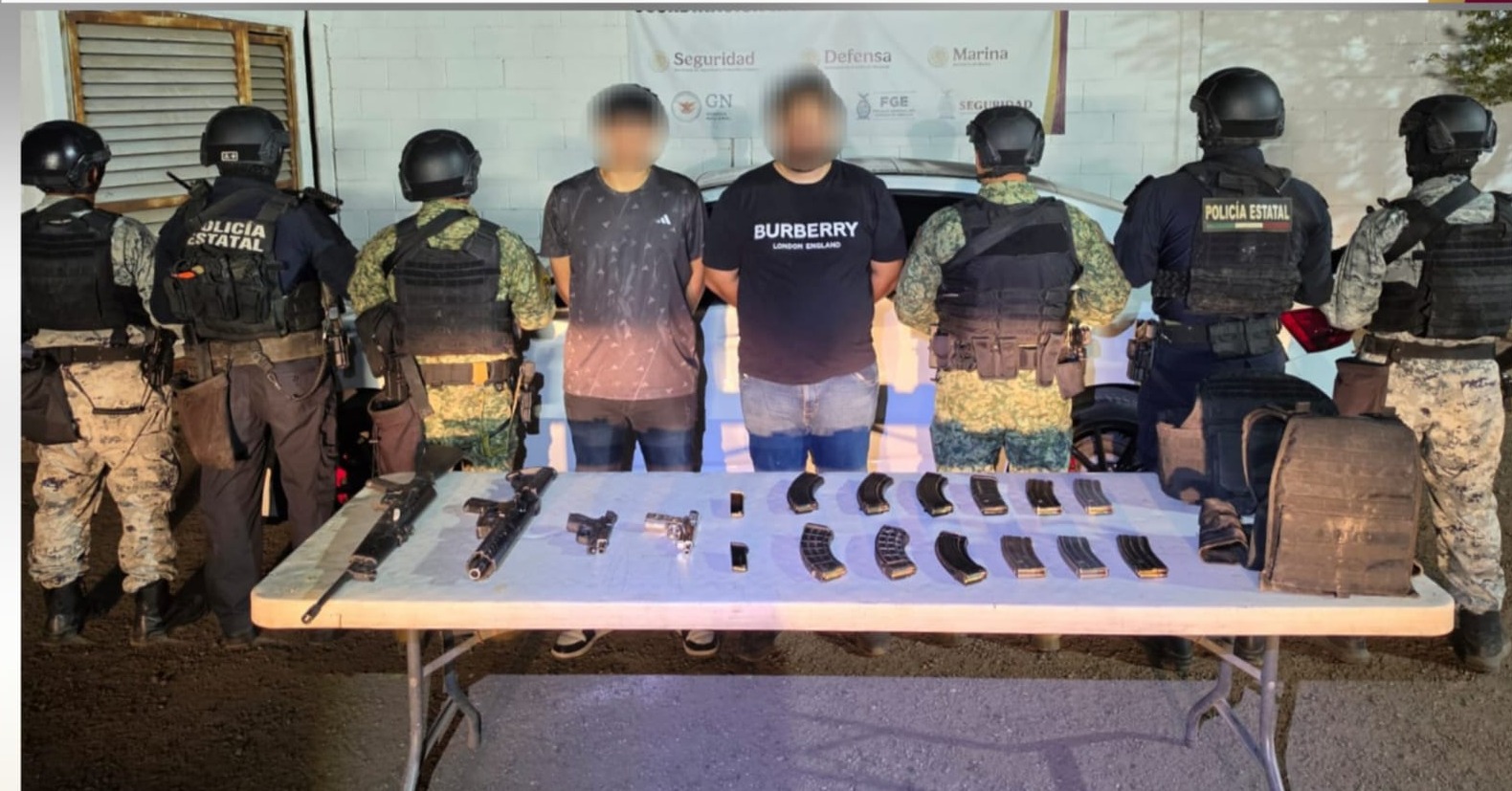 Detienen a dos personas con 4 armas, cartuchos y un vehículo en Culiacán, Sinaloa