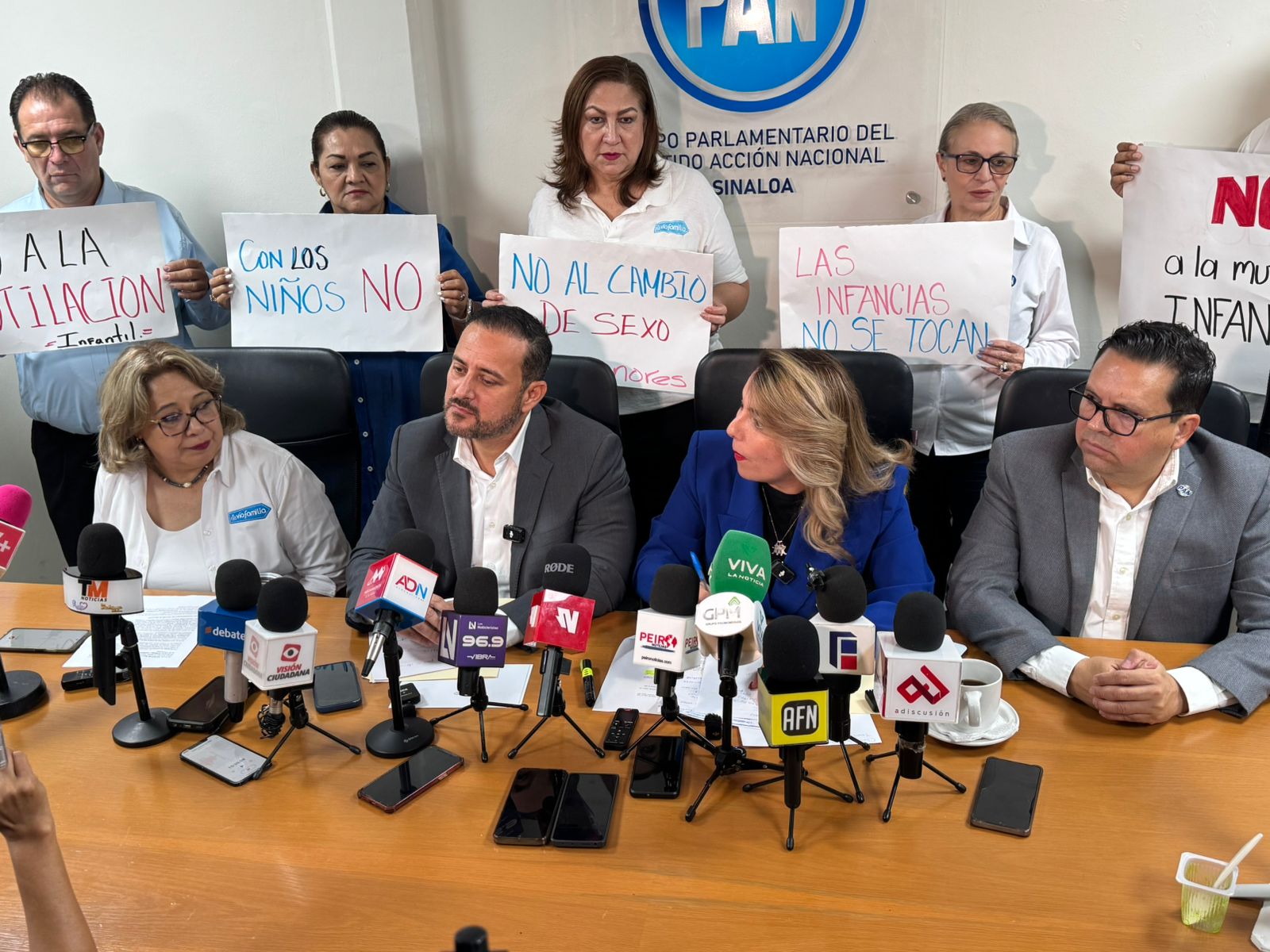Diputados del PAN presentan iniciativa para evitar procedimientos médicos en menores de edad