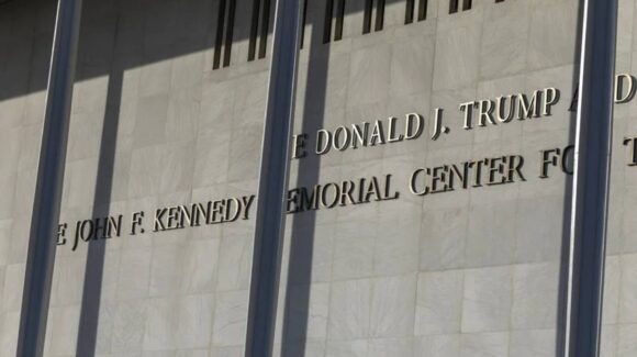 Juez impide a Donald Trump renombrar el Centro Kennedy de Washington con su apellido