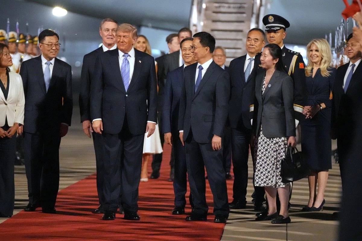 Donald Trump durante la ceremonia de bienvenida en el aeropuerto internacional en Pekín