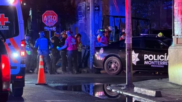 ¡Choque entre patrullas en plena emergencia! Policías de Monterrey terminan impactados