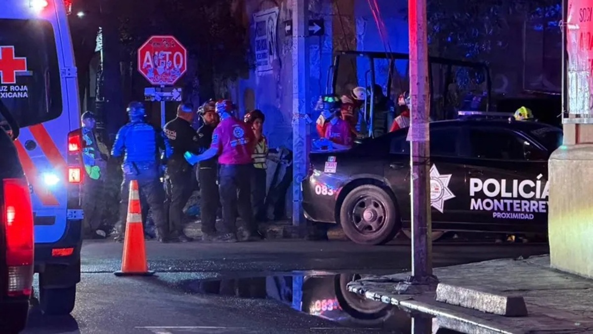 Dos patrullas impactan en calles del centro de Monterrey