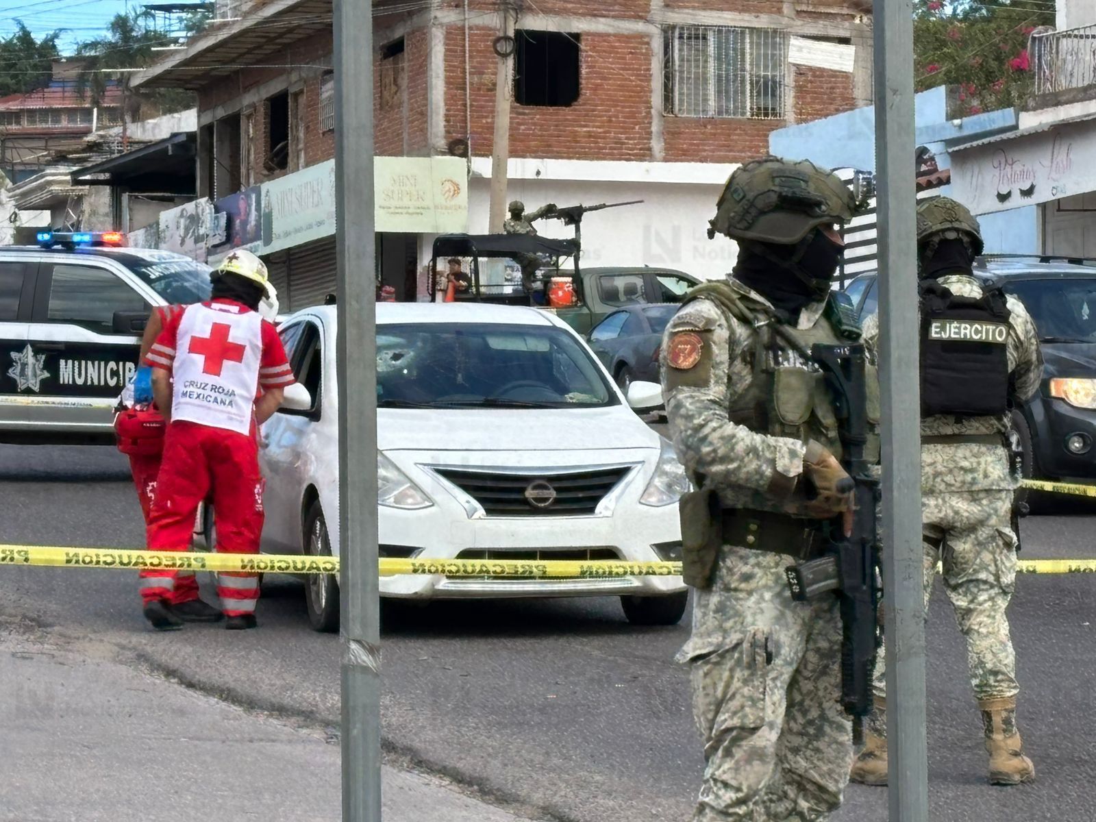 Ejecutan a balazos a un policía estatal a bordo de un vehículo en la colonia 10 de Mayo de Culiacán