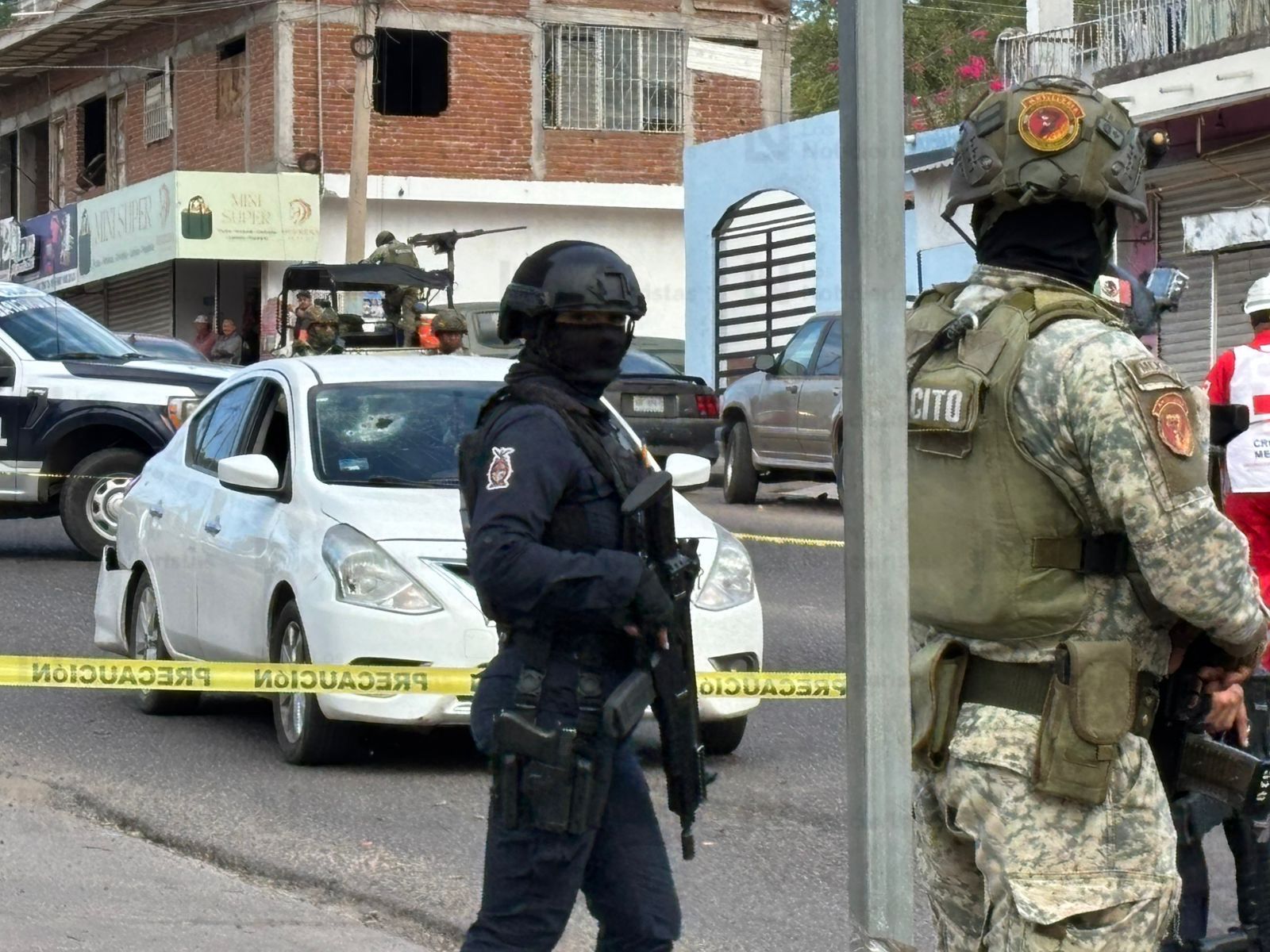 Ejecutan a balazos a un policía estatal a bordo de un vehículo en la colonia 10 de Mayo de Culiacán