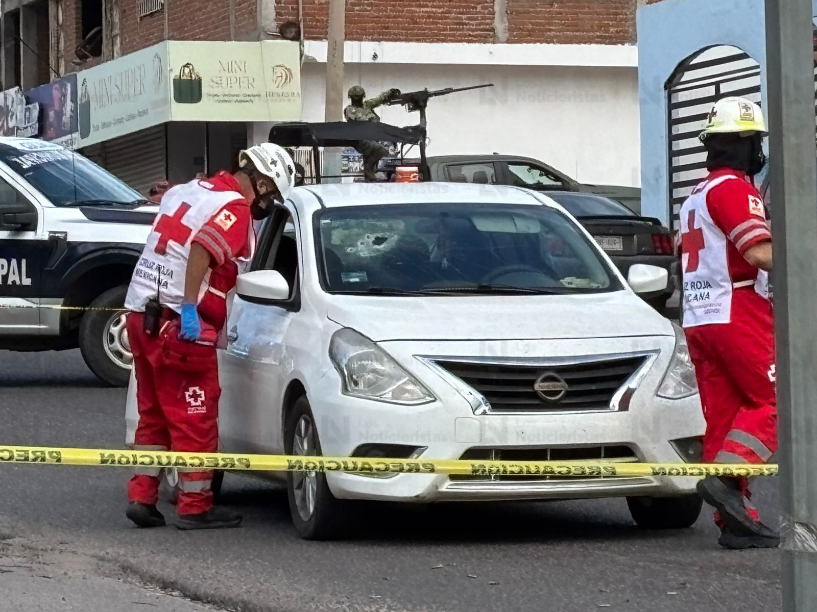 Ejecutan a balazos a un policía estatal a bordo de un vehículo en la colonia 10 de Mayo de Culiacán
