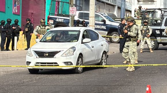 Ejecutan a balazos a un policía estatal a bordo de un vehículo en la colonia 10 de Mayo de Culiacán