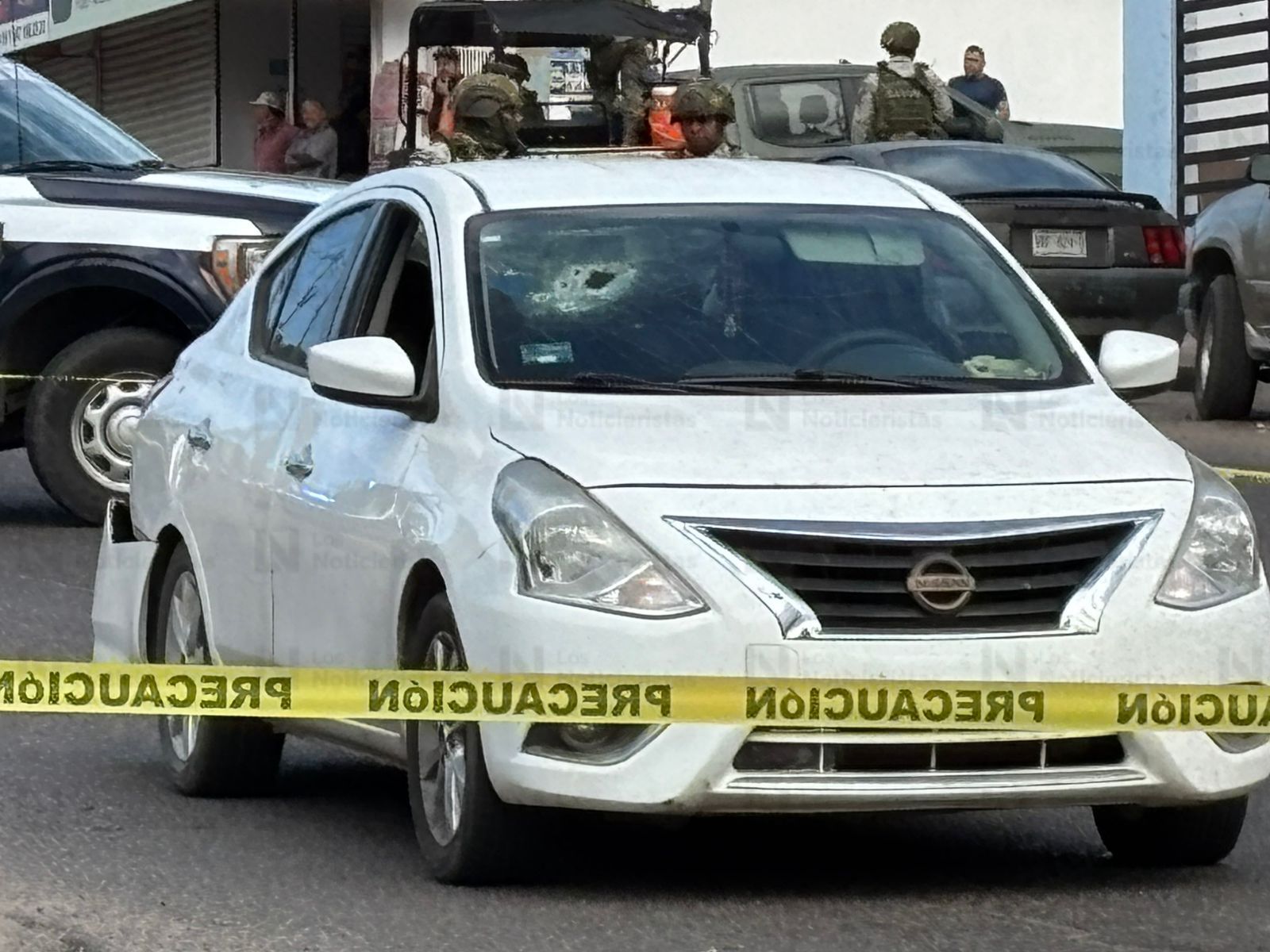 Ejecutan a balazos a un policía estatal a bordo de un vehículo en la colonia 10 de Mayo de Culiacán