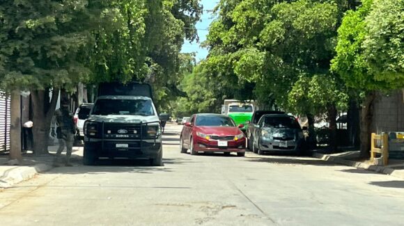 Elementos de La Marina realizan recorridos de vigilancia en la colonia Petatlán de Guasave, Sinaloa