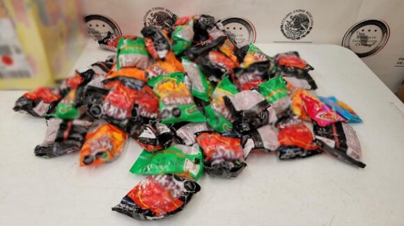 En Michoacán, autoridades federales aseguran metanfetamina oculta en paquetes de dulces en una empresa de mensajería