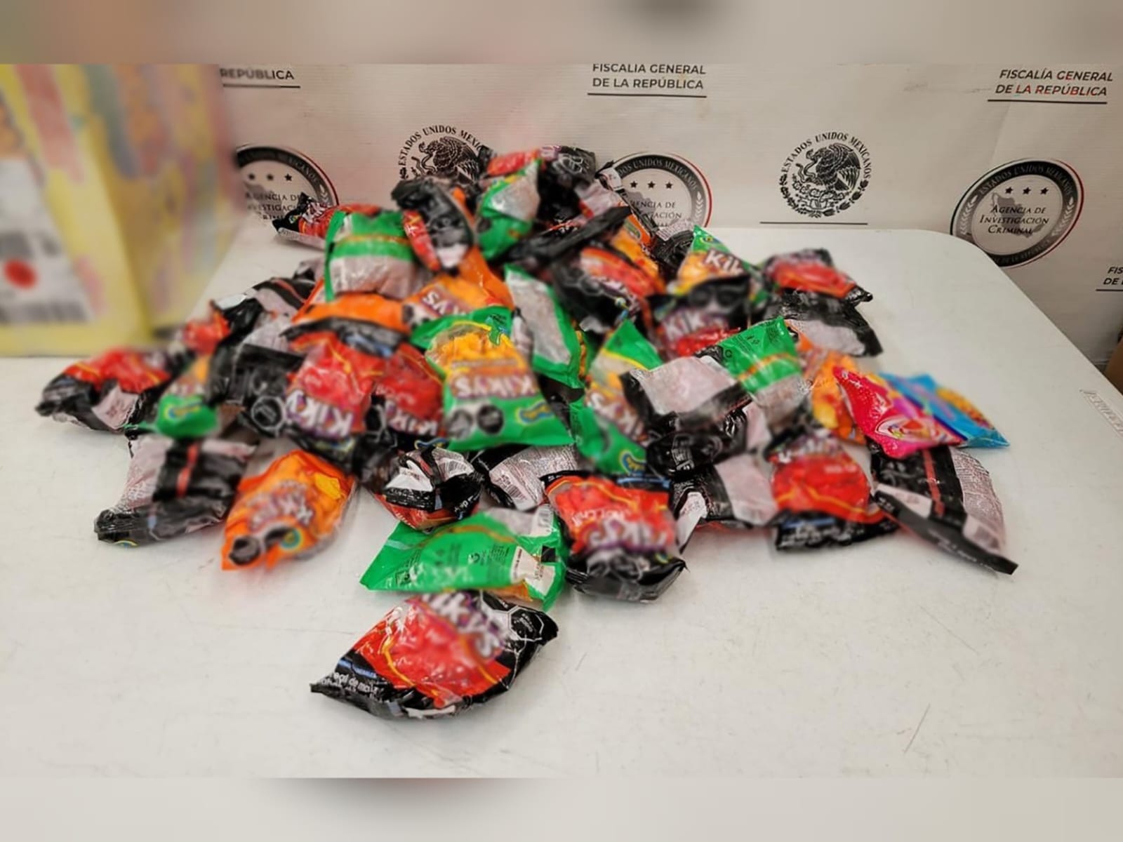En Michoacán, autoridades federales aseguran metanfetamina oculta en paquetes de dulces en una empresa de mensajería