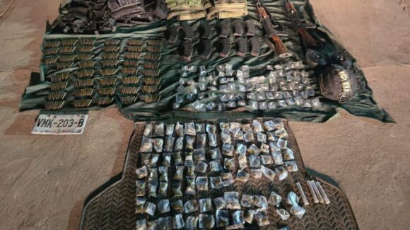 En la huída, arrojaban ponchallantas: operativo deja armas y droga en Culiacán